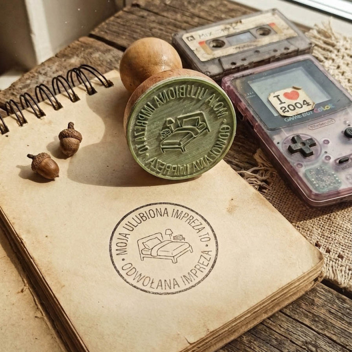 Gotowy stempel 5 cm dla introwertyka, najlepsza impreza to odwołana impreza, prezent